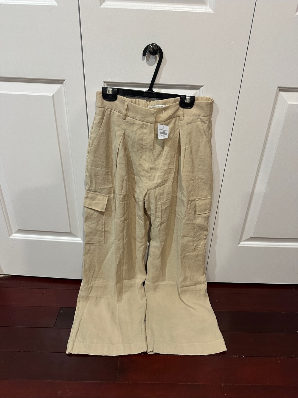 Brand new Abercrombie and fitch Wide Leg Cargo Pants in Beige